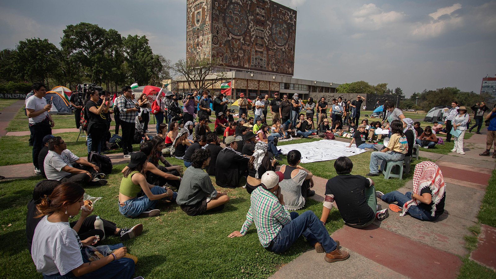 طلاب مؤيدون لفلسطين ينصبون خياماً..أمام أكبر جامعة في المكسيك