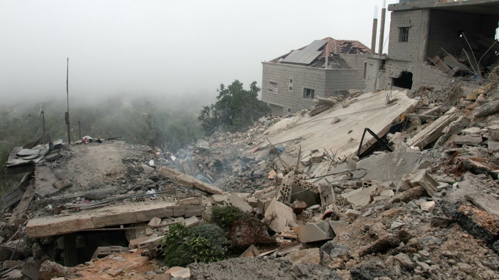 "القسام" تقصف من جنوب لبنان.. وغارات إسرائيلية عنيفة