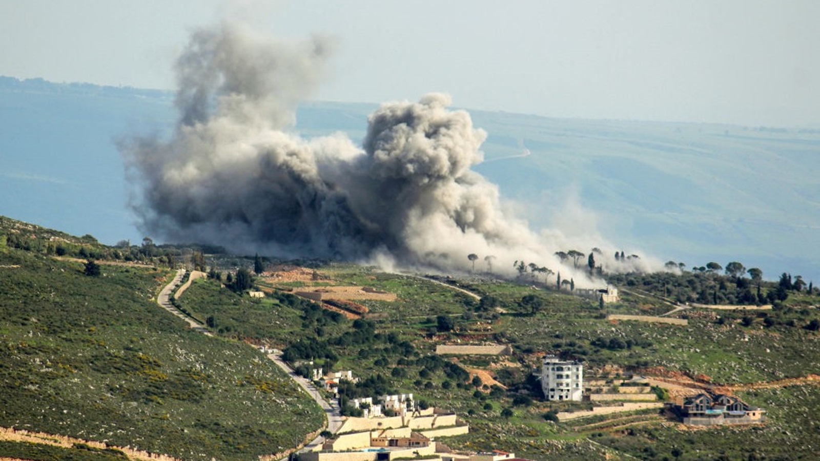 إسرائيل تكثف غاراتها على جنوب لبنان: شهيدان وخمسة جرحى