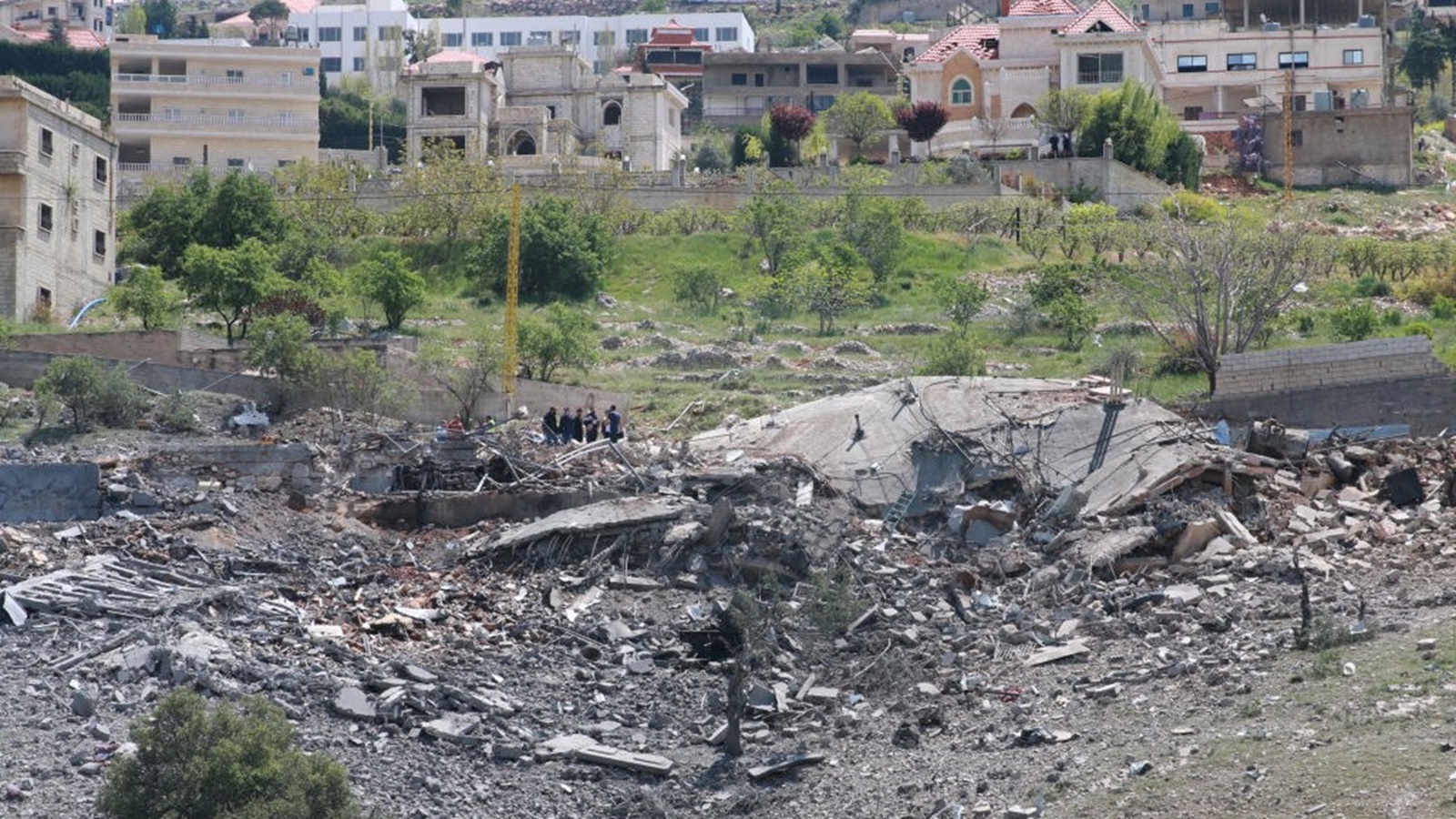 غارات إسرائيلية تدمِّر منزلاً.. و"الحزب" يفجر عبوات بجنود "غولاني"