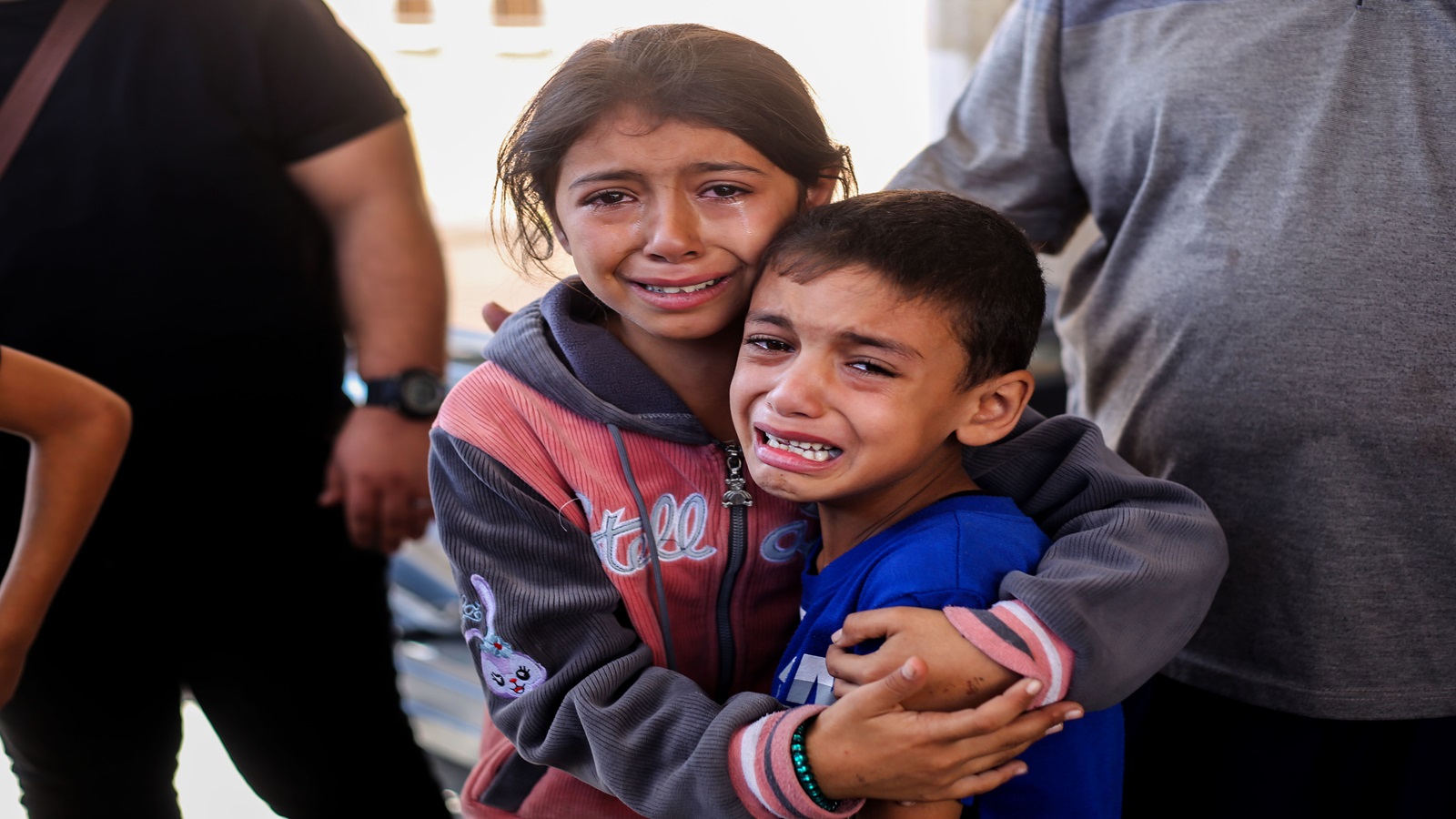 قصص أطفال غزة في"ميديا بارت"...جحيم اليُتم والجوع والأعضاء المبتورة