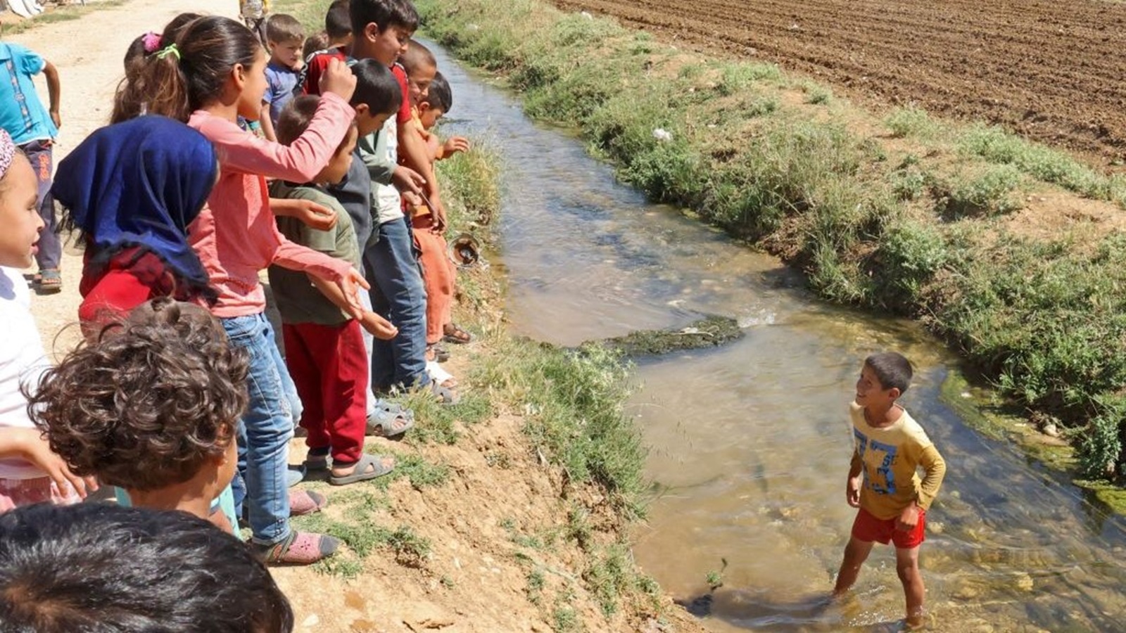 إخبار للنيابة العامة البيئية: "اللاجئون أغرقوا البقاع بالصرف الصحي"!