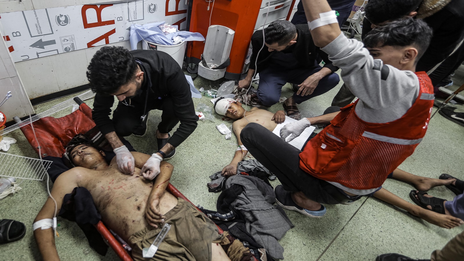غزة:10آلاف نازح.. يواجهون خطر الموت في مستشفى ناصر