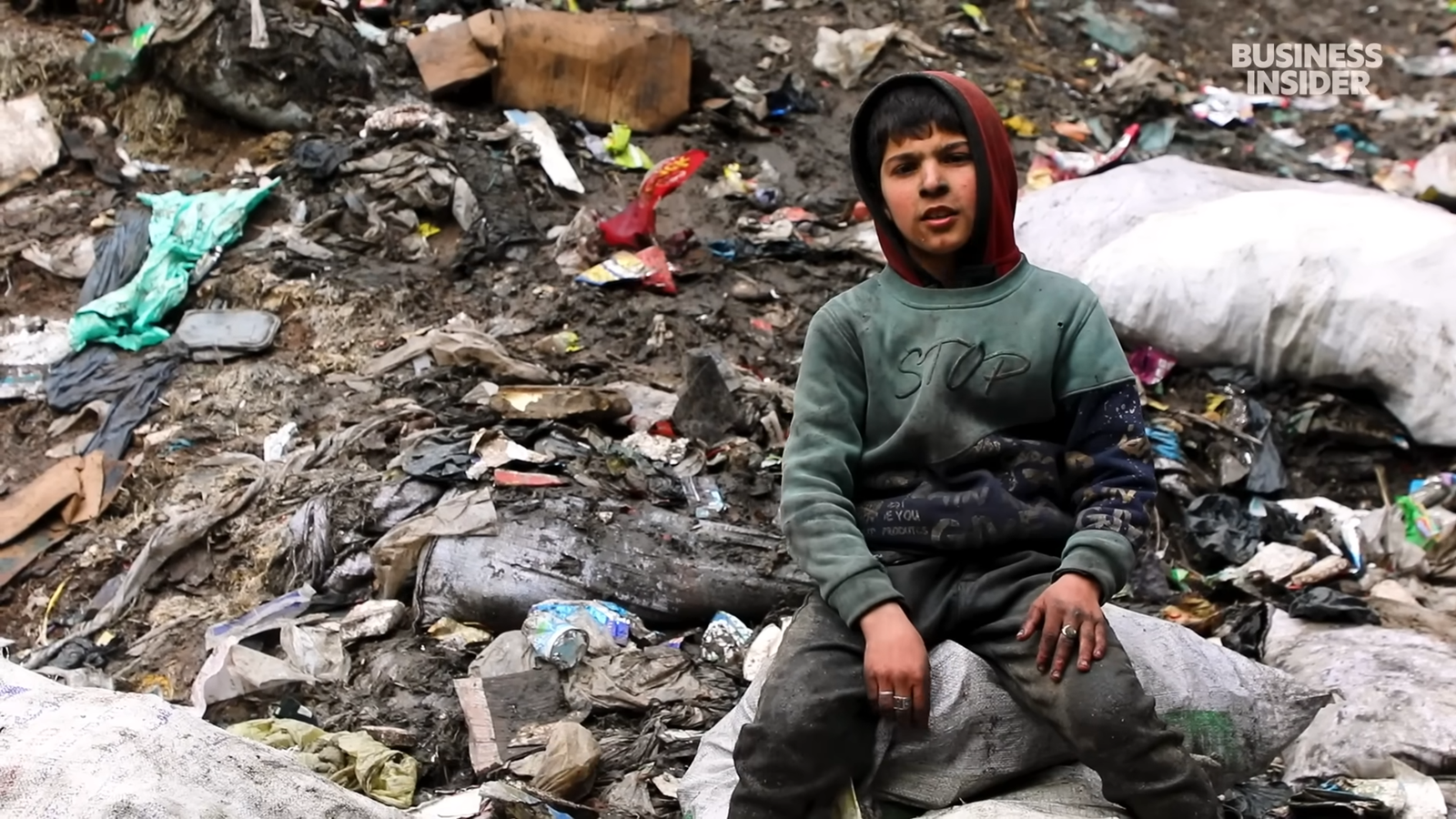 أطفال يعتاشون على جبل القمامة في إدلب...اقتصاد "وادي الموت"