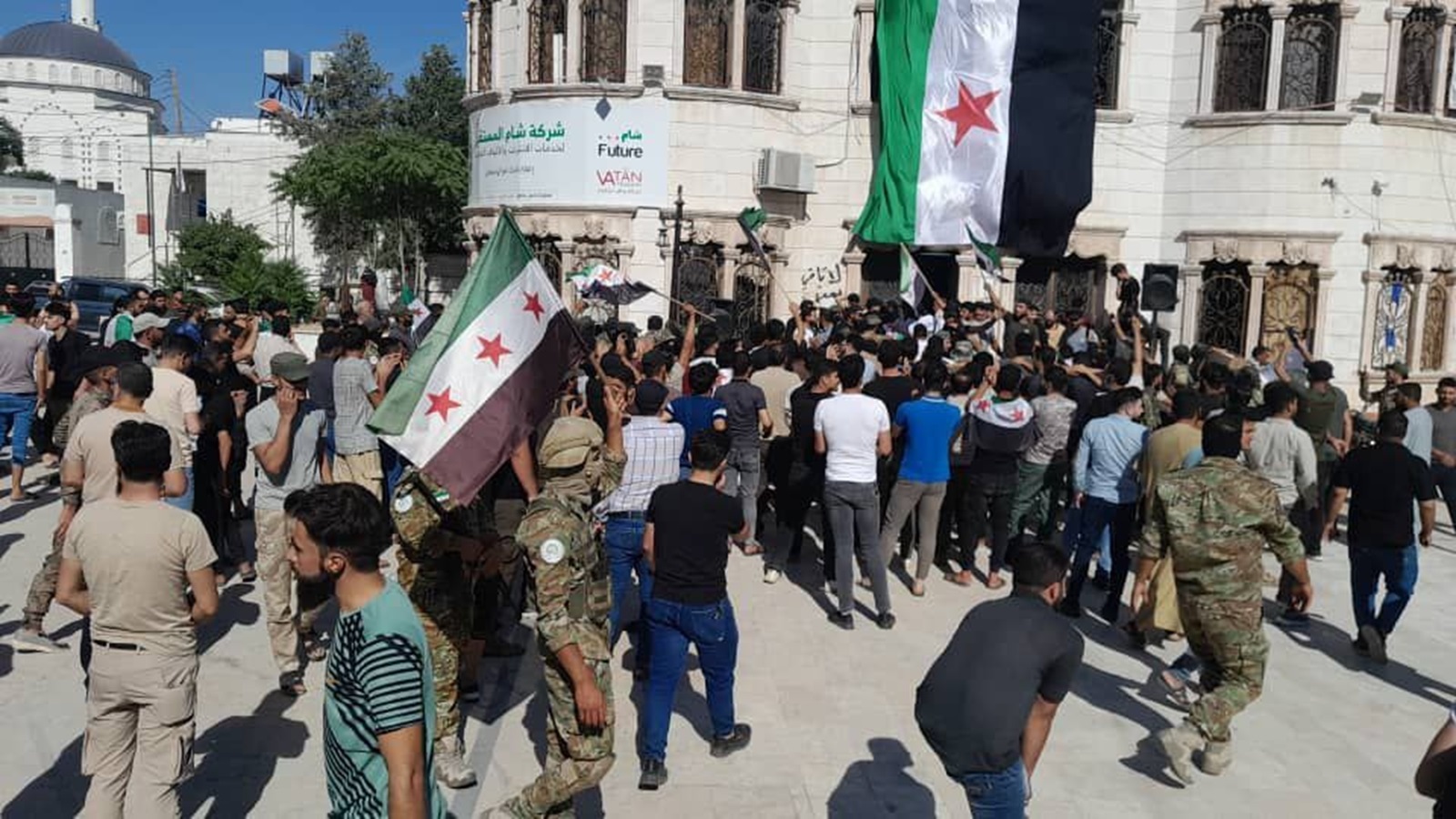الشمال السوري:اغلاق المعابر وقطع الانترنت..وجرحى برصاص القوات التركية
