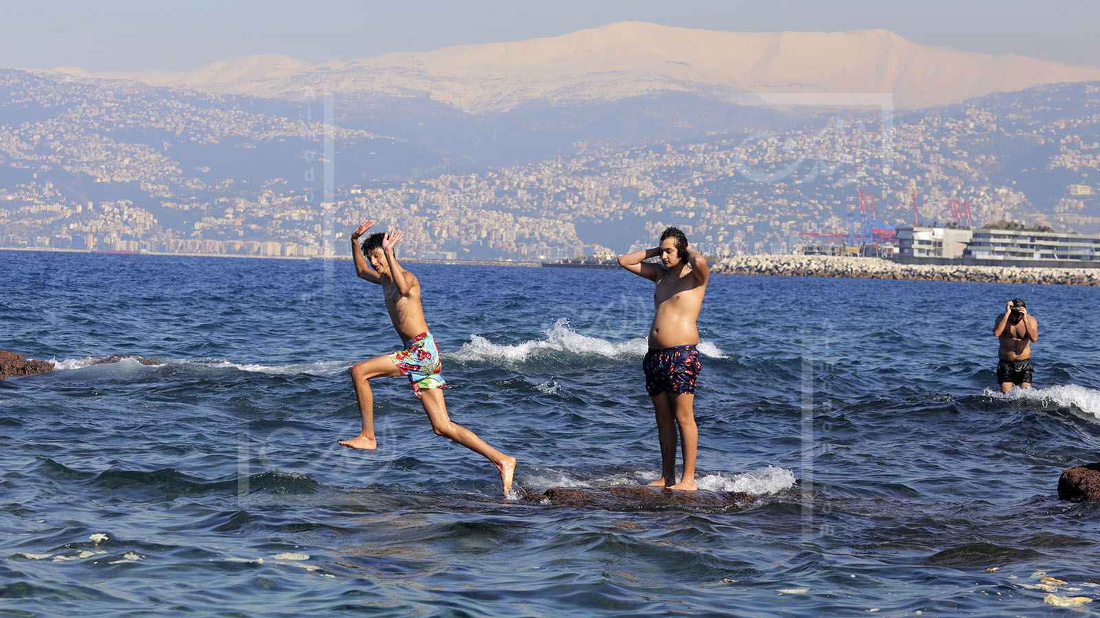 شواطىء لبنان: أين تسبحون بأمان.. والمواقع الملوثة والخطرة