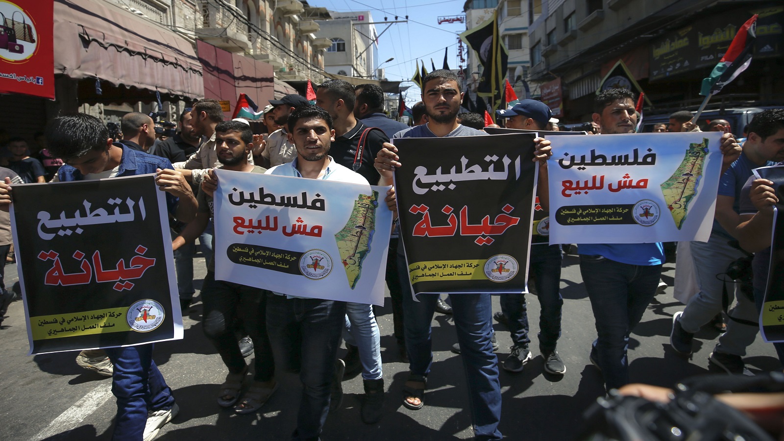 الإتفاق الإماراتي-الإسرائيلي يستدعي نقاشاً فلسطينياً: مَن أوْلى بالغضب؟!