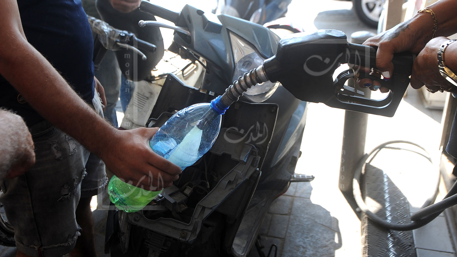 البلاد مهددة بالشلل: صفيحة البنزين إلى مئة ألف ليرة